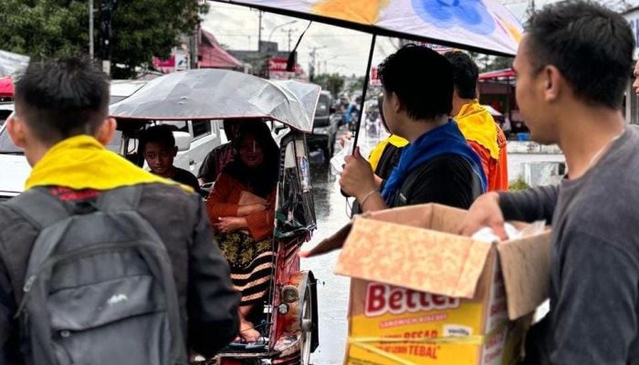 Semangat Berbagi, Mapala Mohuyula UMGO Salurkan Takjil ke Pengendara di Gorontalo